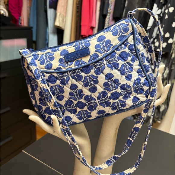 Elegant Blue and White Floral Crossbody/Adjustable Bag - Picture 5 of 8